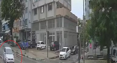 Otomobilin sıkıştırdığı otobüs kaldırıma çıkıp, trafoya çarptı; kaza kamerada