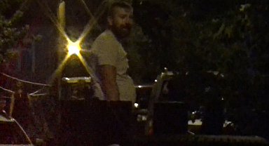 Otomobilin üzerine çıkıp, silahla etrafa ateş açtı; 2 saatte ikna edildi