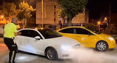 Otomobilini polislerin üzerine sürüp, patlak lastikle 8 kilometre kaçtı; o anlar kamerada