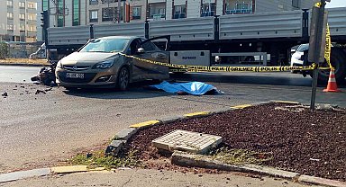 Otomobille çarpışan motosiklet sürücüsü öldü