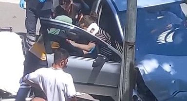 Otomobiller kafa kafaya çarpıştı; 3 yaralı