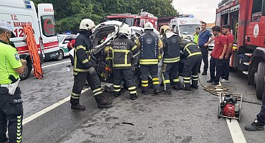 Otoyolda hafif ticari araçla minibüs çarpıştı: 3 ölü, 3 yaralı