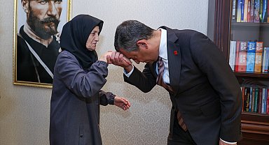 Özgür Özel, Sinan Ateş'in annesi ve kız kardeşiyle görüştü