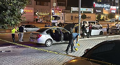 Park halindeki otomobilde otururken silahlı saldırıya uğradılar: 1 ölü, 1 yaralı