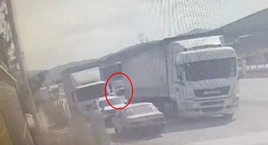 Park halindeki TIR'ın dorsesinin altına giren otomobildeki 2 kişi öldü