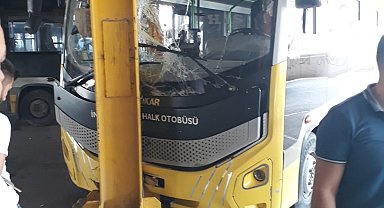 Park halindeyken hareket eden özel halk otobüsünün çarptığı 2 şoför yaralandı