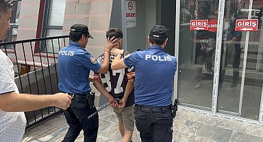 Parkta tartıştığı 2 kişiyi bıçakladı