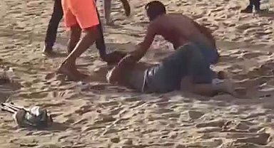 Plajda bıçaklı kavgada 2 kişi yaralandı; o anlar kamerada