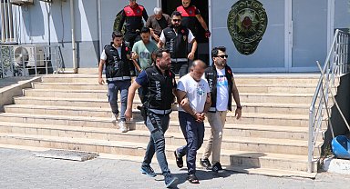 Polis kıyafetiyle evine gittikleri kuyumcuyu kelepçeleyip, 2 kilo 300 gram altın çaldılar