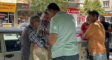 Polis ve arkadaşları sayesinde parasını kaptırmaktan kurtuldu