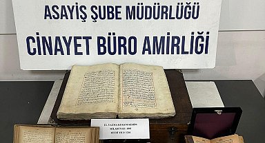 Polisin durdurduğu araçta, 223 yıllık el yazması Kur'an-ı Kerim ele geçirildi