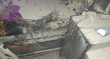 Prizde takılı şarj aleti evi yaktı