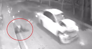 Refüjden yola çıkan motosiklete, otomobil çarptı; sürücü metrelerce sürüklendi