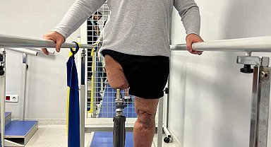 Sağ bacağı kopan Libyalı asker, kemik içine yerleştirilen implantla ayağa kalktı