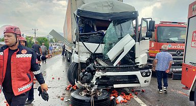 Sakarya'da 4 araç birbirine girdi; aynı aileden 3 kişi yaralandı