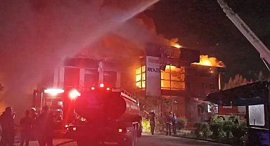 Sakarya'da kozmetik fabrikasında yangın