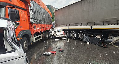 Sakarya'da zincirleme kaza: 1 ölü, 6 yaralı