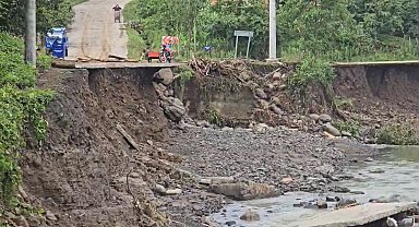 Samsun'da sağanak; yol çöktü