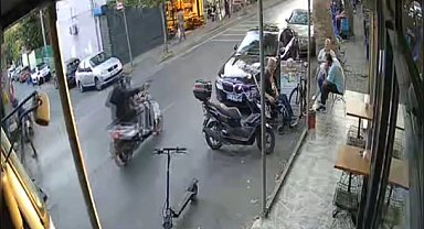 Sarıyer'de, dükkanın önünde arkadaşlarıyla otururken silahlı saldırıya uğradı; olay anı kamerada