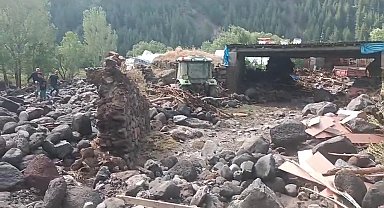 Selde otomobil ve traktörler sürüklendi, 16 ev ve ahır kullanılamaz hale geldi