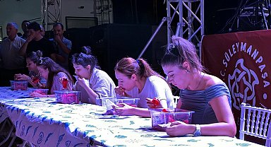 Şenlikte 2 kilo karpuzu yemek için mücadele ettiler