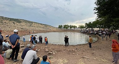 Serinlemek için gölete giren 2'si kardeş, 3 kişi boğuldu