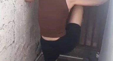 Seslerinden rahatsız olduğu iddiasıyla komşusunun kapısını tekmeleyip, tehdit etti