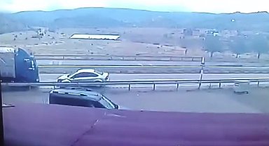 Seyir halinde ters dönen otomobile arsındaki kamyon çarptı; 3 kişinin yaralandığı kaza kamerada
