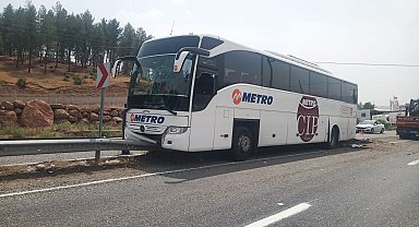 Siirt'te yolcu otobüsü, bariyerlere çarptı