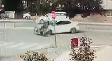 Sivas'ta bisiklet ile otomobilin çarpıştığı kaza güvenlik kamerasında