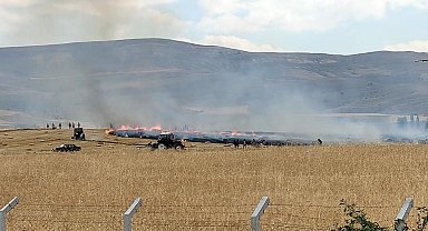 Sivas'ta buğday ekili arazide yangın