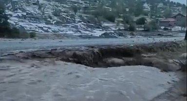 Sivas'ta dolu ve sağanak sele neden oldu; ekili araziler zarar gördü