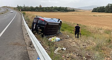Sivas'ta hafif ticari araç devrildi: 2'si çocuk, 6 yaralı