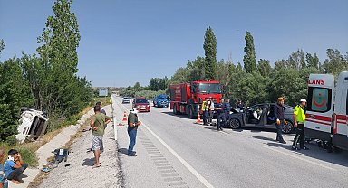 Sivas'ta kamyonetle otomobil çarpıştı: 1 ölü, 5 yaralı