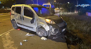 Sivas'ta refüje çarpan hafif ticari araç devrildi: 3 yaralı