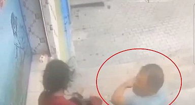 Sokak ortasında eşini defalarca yumruklayan erkeği, çevredekiler darbetti; O anlar kamerada