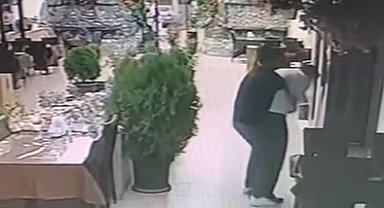 Soluk borusuna yemek kaçan müşteriyi Heimlich manevrası ile kurtardı