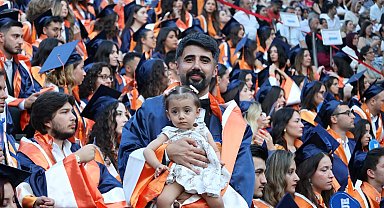 Sosyal hizmetler uzmanı, kucağında çocuğuyla hayali olan hukuk diplomasını aldı