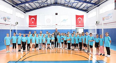 Sultangazi Belediye Başkanı Dursun, genç voleybolcularla bir araya geldi