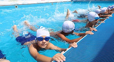 Sultangazi'de çocuklara yüzme eğitimi veriliyor