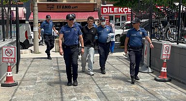 Sürücüleri bıçakla korkutup, 2 aracı gasbeden şüpheli adliyede