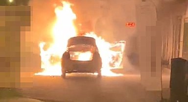 Sürücüsünün koku üzerine yol kenarına çektiği taksi alev alev yandı