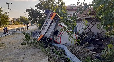 Tanker evlerine çarptı; bomba patlaması ya da deprem olduğunu sandılar