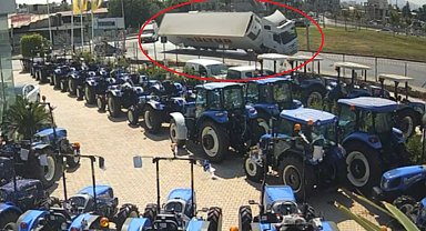 Tarsus'ta muz yüklü TIR devrildi; kaza kamerada