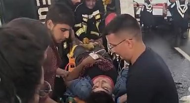 Tarsus'ta tarım işçilerini taşıyan midibüs devrildi: 12 yaralı