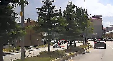 Taşıtlara yeşil ışık yanarken yola fırladı; ilk araçtan kurtuldu, ikinciden kaçamadı