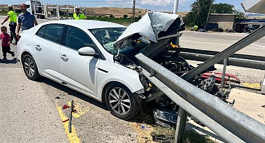 Taziyeye gidenlerin otomobili, kamyonla çarpıştı: 4 yaralı
