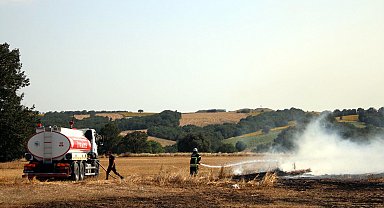 Tekirdağ'daki anız yangını ormana ilerlemeden söndürüldü; 100 dönüm alan zarar gördü