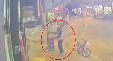 Telefon dükkanına silahlı saldırı kamerada