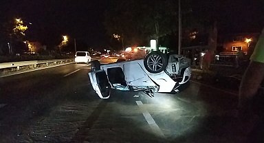 Ticari taksiye çarpan otomobil takla attı: 3 yaralı